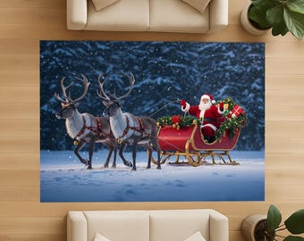 Op de afbeelding: Een feestelijk kersttapijt met de Kerstman in een rode slee, getrokken door twee rendieren. De slee is versierd met feestelijke decoraties en cadeaus, tegen een besneeuwde bosachtergrond. Een seizoensgebonden tapijt.