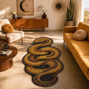 Könnte beinhalten: Ein ovaler Teppich mit einer detaillierten Illustration einer gewundenen Schlange mit goldenen Schuppen und komplizierten himmlischen Mustern in Gelb-, Gold- und Dunkelblautönen, der auf einem hellen Boden zwischen Sofa und Sessel liegt.