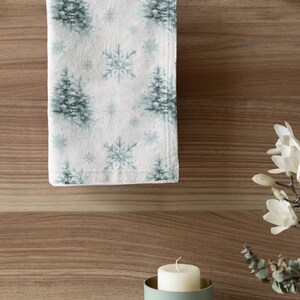 Lindo pano de prato Winter Wonderland - Design de floco de neve e árvore de Natal, decoração de cozinha para festas, pano de prato festivo, mistura de algodão e poliéster