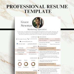 Puede incluir: Una plantilla de currículum profesional con un fondo beige y una foto de una mujer en la esquina superior izquierda. La plantilla incluye secciones para información de contacto, educación, habilidades, experiencia e información adicional. El texto "PROFESSIONAL RESUME TEMPLATE" está en la parte superior de la página.