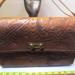 Cartera vintage de cuero hecha a mano de los años 70, diseño floral, estilo occidental, fabricación artesanal, correa ajustable, ¡buenas vibraciones de Beyoncé!