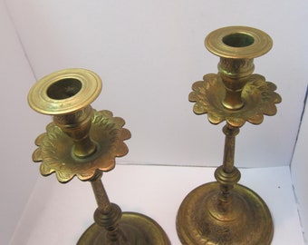 Bougeoirs en laiton de ferme rustique fabriqués en Inde pour bougies coniques, décorés et très détaillés.