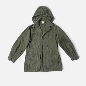 Puede incluir: Chaqueta con capucha verde oliva con cuatro bolsillos delanteros y cintura con cordón. La chaqueta tiene cuello y mangas largas con puños abotonados. Chaqueta de estilo militar vintage.