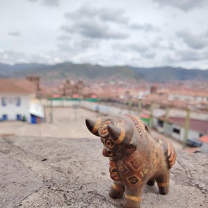 Toro de Cerámica de Pucará: Símbolo Andino de Fuerza y Fertilidad en Arte Popular Peruano