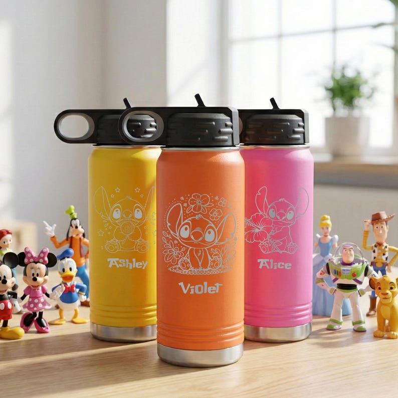 Puede incluir: Tres botellas de agua coloridas con tapas negras y bases plateadas. Las botellas son amarillas, naranjas y rosas, cada una con un personaje de dibujos animados blanco y un nombre. Mercanc&iacute;a tem&aacute;tica de Disney.