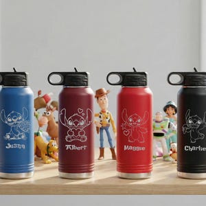 Puede incluir: Cuatro botellas de agua aisladas en azul, burdeos, rojo y negro, cada una con una tapa negra y una imagen blanca grabada de Stitch. Cada botella tiene un nombre grabado debajo: Justin, Albert, Maggie y Charlie. Las botellas est&aacute;n rodeadas de figuras de juguete.