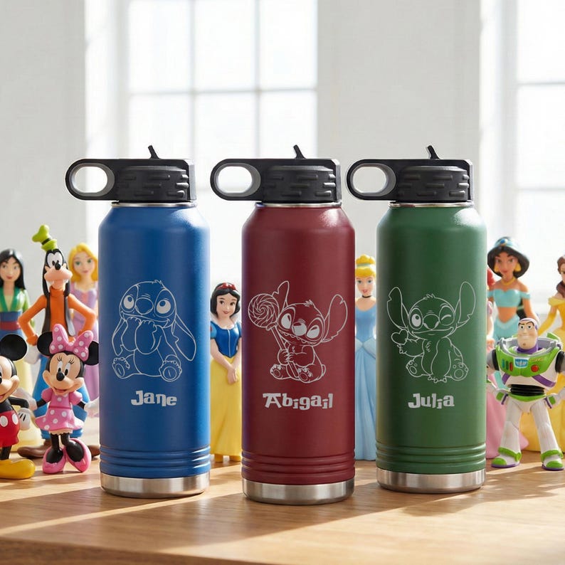 Puede incluir: Tres botellas de agua aisladas en azul, burdeos y verde, cada una con una tapa negra. Las botellas presentan un contorno blanco del personaje Stitch de Lilo & Stitch, con nombres debajo. Figuras de Disney en el fondo.