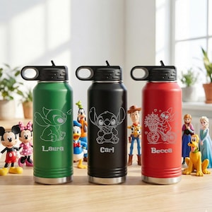 Puede incluir: Tres botellas de agua aisladas en verde, negro y rojo, cada una con una tapa negra. Las botellas presentan dibujos lineales blancos de un personaje de dibujos animados y un nombre. Las botellas est&aacute;n rodeadas de figuras de personajes de dibujos animados.