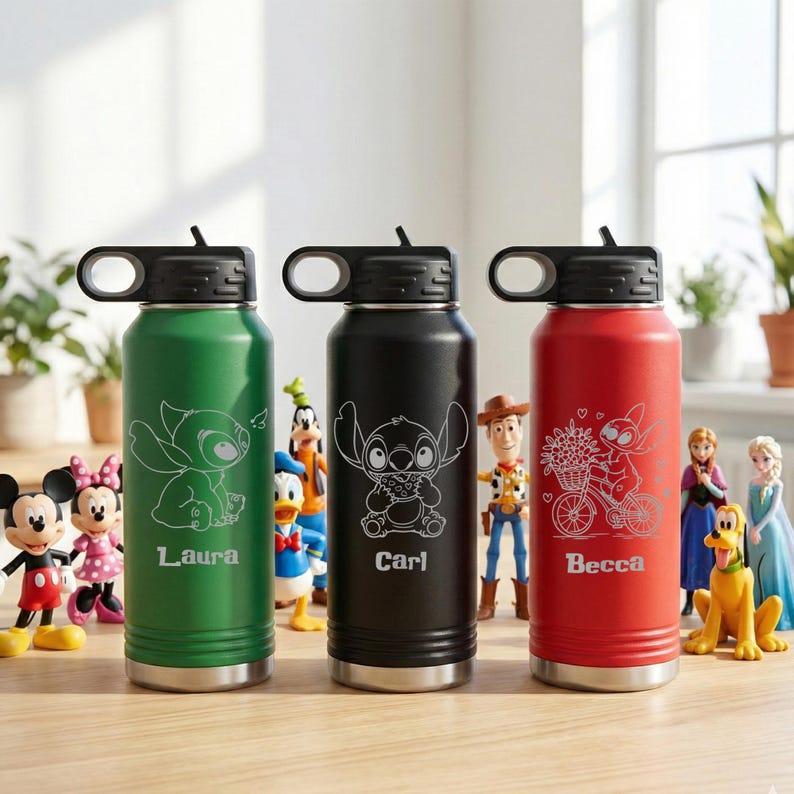 Puede incluir: Tres botellas de agua aisladas en verde, negro y rojo, cada una con una tapa negra. Las botellas presentan dibujos lineales blancos de un personaje de dibujos animados y un nombre. Las botellas est&aacute;n rodeadas de figuras de personajes de dibujos animados.