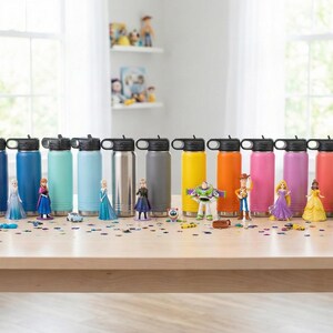 Puede incluir: Una colecci&oacute;n de botellas de agua aisladas en varios colores, cada una con una tapa negra. Las botellas est&aacute;n dispuestas sobre una mesa de madera, acompa&ntilde;adas de figuras de personajes de Disney y confeti colorido. Las botellas miden unos 25 cm de alto.