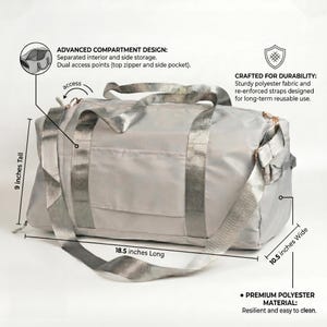 Może przedstawiać: Jasnoszara torba podr&oacute;żna z srebrnymi akcentami. Torba ma 47 cm długości, 27 cm szerokości i 23 cm wysokości. Posiada g&oacute;rny zamek błyskawiczny, boczną kieszeń i wzmocnione paski. Wykonana z wysokiej jakości poliestru.