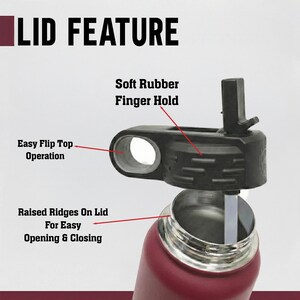 Puede incluir: Primer plano de una botella de agua granate con tapa negra. La tapa tiene un agarre suave de goma para los dedos, f&aacute;cil funcionamiento abatible y crestas elevadas para abrir y cerrar f&aacute;cilmente. El texto "LID FEATURE" est&aacute; en la parte superior.