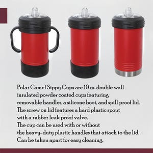 Puede incluir: Tres vasos con boquilla Polar Camel rojos con tapas y bases negras. Un vaso tiene asas negras. Los vasos son de doble pared, aislados y tienen una boquilla de pl&aacute;stico duro con una v&aacute;lvula a prueba de fugas. El texto dice que los vasos son de 295 ml.