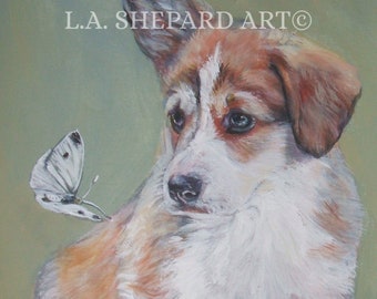 Può includere: Dipinto a olio di un cucciolo di Pembroke Welsh Corgi con pelo marrone e bianco e una farfalla bianca. Il cucciolo guarda a sinistra, con un orecchio alzato. Lo sfondo è verde tenue. Il testo in alto a sinistra recita "L.A. SHEPARD ART".
