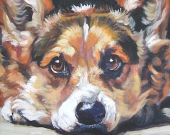 Può includere: Dipinto ravvicinato del muso di un cane Corgi, con occhi marroni, muso bianco e pelo arancione e marrone. Il cane guarda direttamente l'osservatore. Il nome dell'artista, L.A. Shepard Art, è visibile.
