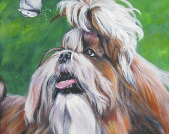 Può includere: Dipinto di un cane Shih Tzu con pelo marrone e bianco, che guarda una farfalla bianca. Il cane ha la lingua di fuori, su sfondo verde. Firma dell'artista: "L.A. SHEPARD ART©". Un'opera d'arte affascinante e colorata.