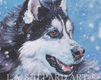 以下が含まれることがあります： オレンジ色の目をした白黒の犬の絵で、雪が降る青い背景が描かれています。犬の毛皮は詳細で、アートワークは「L.A. SHEPARD ART」と署名されています。