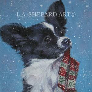 以下が含まれることがあります： 口に赤いクリスマスストッキングをくわえた白黒の犬の絵。ストッキングには、緑と白のデザインの華やかな模様があります。背景は薄い青色で白い斑点があり、雪が降っていることを示唆しています。「L.A. SHEPARD ART ©」という文字が見えます。