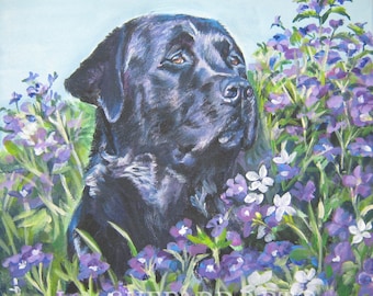 Pode incluir: Pintura de um cão Labrador Retriever preto rodeado por flores roxas e brancas. O cão está olhando para cima e para a direita. A assinatura "L.A. SHEPARD ART" está na parte inferior.