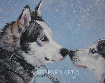 Op de afbeelding: Een olieverfschilderij van twee Siberische husky's in een besneeuwde omgeving. De honden, met opvallende blauwe ogen, raken elkaar met hun neuzen aan. Eén heeft een zwart-witte vacht, de ander is overwegend wit. De achtergrond is lichtblauw met sneeuw.