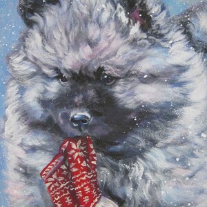 以下が含まれることがあります： ふわふわの灰色の犬が、赤と白の模様のミトンを持っている油絵。犬は暗い目と黒い鼻をしています。背景は薄い青色で白い斑点があり、雪が降っていることを示唆しています。アーティストのサインが見えます。
