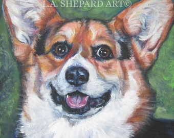 Può includere: Un dipinto colorato di un cane Corgi sorridente con pelo marrone, bianco e nero e una lingua rosa. Lo sfondo è verde strutturato. Il testo "L.A. SHEPARD ART" si trova nell'angolo in alto a sinistra.