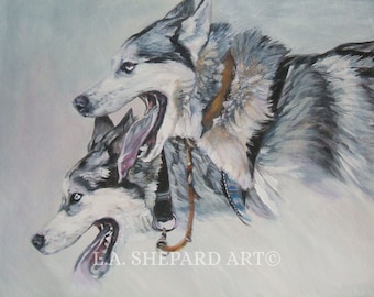 以下が含まれることがあります： 2匹のシベリアンハスキーのオリジナル絵画。犬は横顔で、口を開けて描かれています。絵画には「L.A. SHEPARD ART」のサインが入っています。カラーパレットには、グレー、白、茶色の色合いが含まれています。