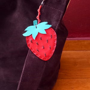 Leder Erdbeere Schlüsselanhänger |  Leder Taschenanhänger | Handarbeit | Echtleder | Einzigartige Geschenkidee | Schöner Schlüsselanhänger | Makramee
