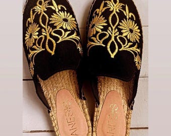 Geborduurde suède muiltjes: handgestikte jute espadrilles