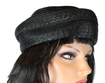 Vintage Black Ribbon Raffia Bowler Hat Mid Century Fashion  display picture 1