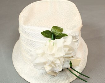 60s Bucket Hat Sz M Vintage Shiny Off White Pleated Fabric Hat Large Rose Flower