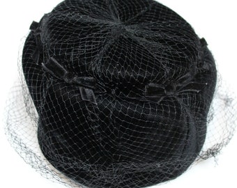 Cappello portapillole vintage anni '50 Cappello con accenti di fiocco in rete di velluto nero in velluto nero Taglia unica