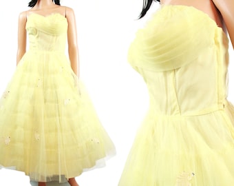 Vestido de fiesta de los años 50 XS Vintage amarillo de tul sin tirantes con capas y escote en forma de cupcake.