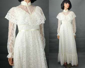 Vestido de noiva hippie tamanho XS vintage anos 70 com gola alta, renda marfim e off-white.