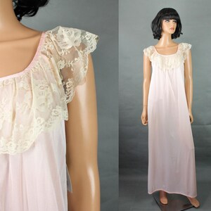 NOS Vintage nachtjapon S M jaren 80 lange, glanzend roze nylon ivoorwitte kanten maxi-jurk