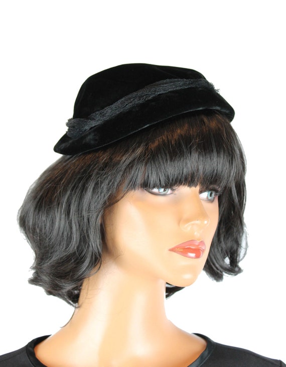 Vintage Pillbox Hat 50s Black Velvet Round Fascina