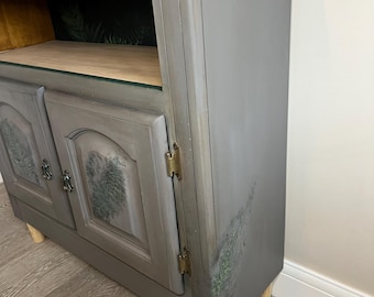 Mueble auxiliar de madera maciza restaurado, mueble de almacenamiento de estilo rústico con decoupage de helechos.