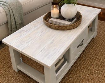 引き出しが1つとテーブル下に収納スペースが付いた、目を引く大型コーヒーテーブル