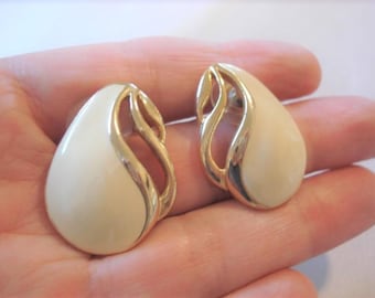Vintage Art Deco Beige Gold Swirl Earrings – 80s Style Metal Pierced Jewelry