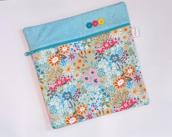 Bolsa para proyecto de punto de cruz con estampado floral aguamarina: con contenedor Ort de regalo.