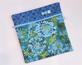 Bolsa para proyecto de punto de cruz con estampado floral azul y verde: incluye contenedor Ort de regalo.