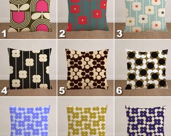 Op de afbeelding: Een raster van negen vierkante sierkussens met diverse bloemmotieven en geometrische patronen in kleurcombinaties waaronder roze, bruin, rood, groenblauw, lichtblauw, zwart, wit, geel en donkerblauw, elk genummerd van één tot negen.
