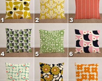 Op de afbeelding: Een raster van negen vierkante sierkussens met diverse patronen. De ontwerpen omvatten geel-witte ovalen, gele bladmotieven, rode stengels, groene en zwarte uilen, groene bloemen, roze en zwarte uilen, lichtblauwe bladeren, donkere bloemmotieven en oranje bloemen.