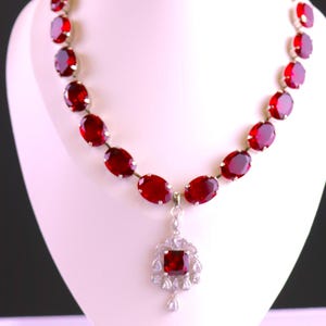 Rubinrött halsband Anna Wintour Sabyasachi Ovalt strasshänge Silverhalsband Georgian Riviere Collet Paste Vintage choker Lagerbeklädnad