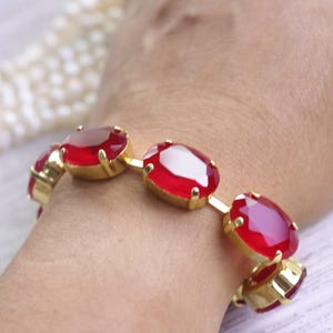Rubinrött armband ovalt Sabyasachi körsbärsrött Anna Wintour kristalltennis Siamrött georgianskt spänne grovt guld silver balklänning