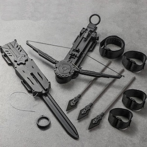 Peut inclure: Un ensemble de jouets noirs comprenant une arbalète, une lame, trois flèches et plusieurs menottes. L'arbalète présente un viseur circulaire et un design détaillé. La lame est longue et fine, avec un anneau à la base.