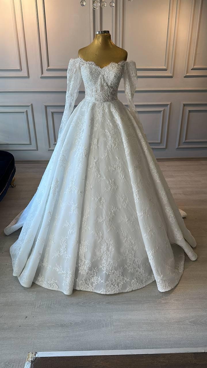 Custom Luxury Lace Princess Ball Gown Wedding Dress: Elegant Long Train ...