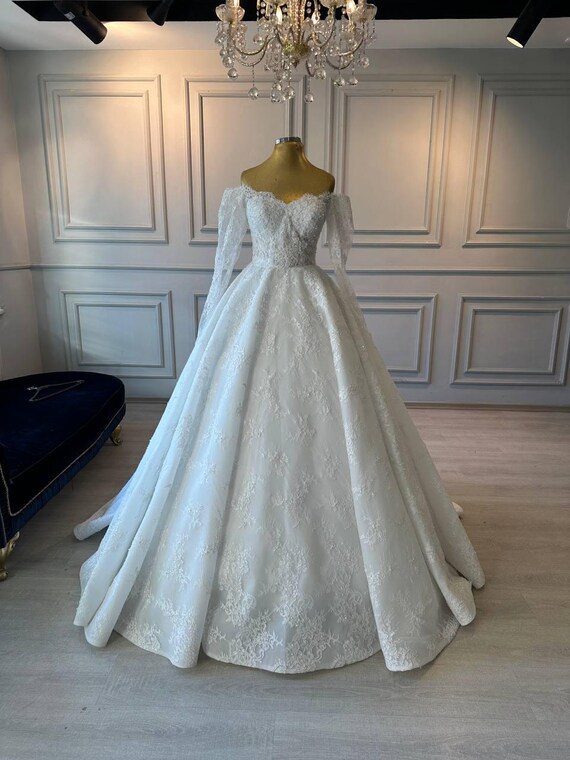 Custom Luxury Lace Princess Ball Gown Wedding Dress: Elegant Long Train -  Etsy