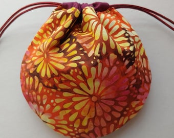 Pequeña bolsa de tela redonda de 16,5 x 16,5 cm, totalmente forrada, reutilizable, con cordón ajustable, con estampado floral batik en amarillo burdeos (7302)