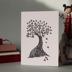Biglietto linoleografico con albero e cuori